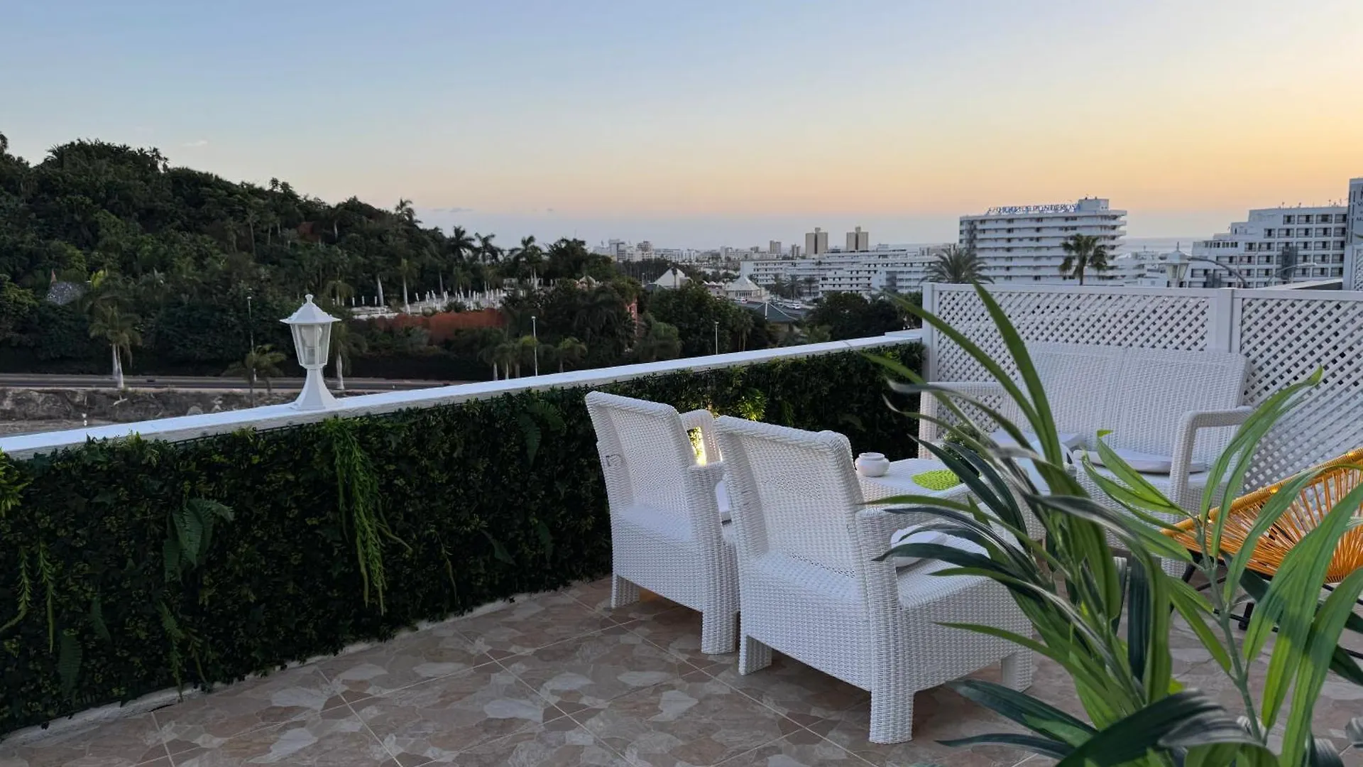 Serene Flat In Central Location Overlooking Siam Park 아데제